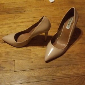 Nude pointed pumps
